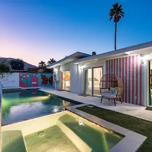 Lux 5br Pool, Putting Green, Bikes, Views! Holiday home
